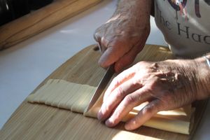 Pasta hands cutting16